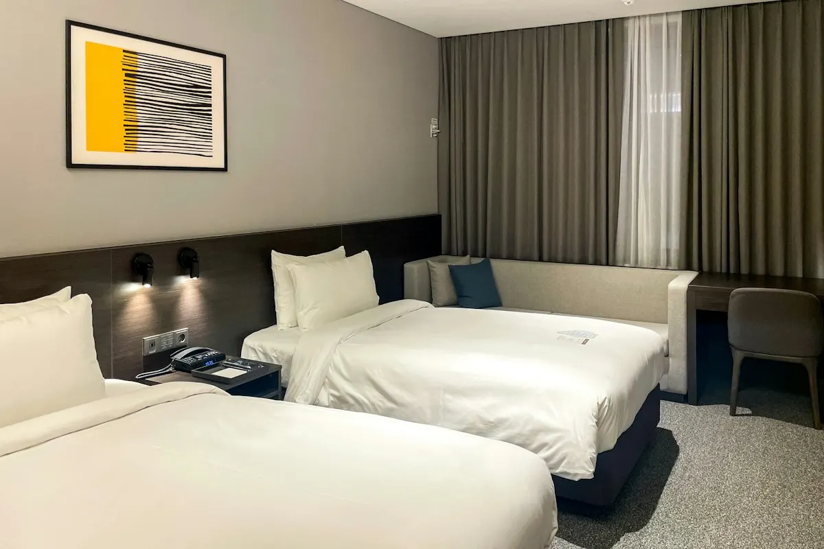 Habitación de hotel con dos camas