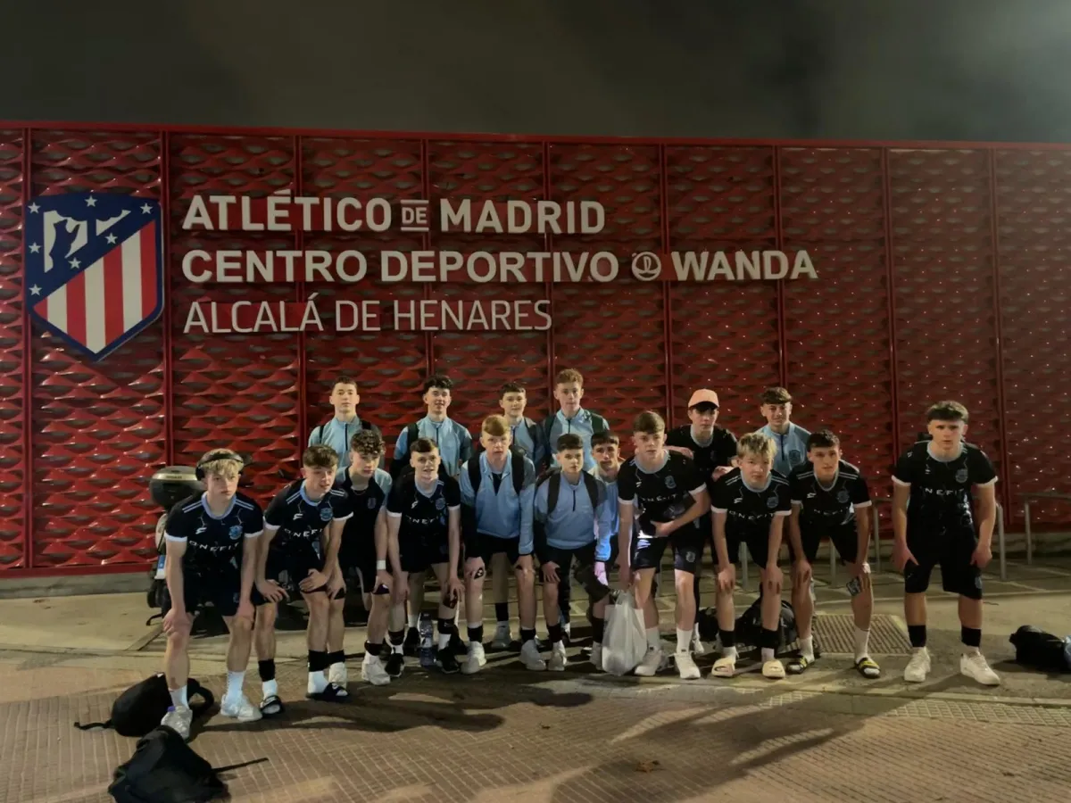 Equipo juvenil frente a la fachada del Centro Deportivo Wanda del Atlético de Madrid en Alcalá de Henares