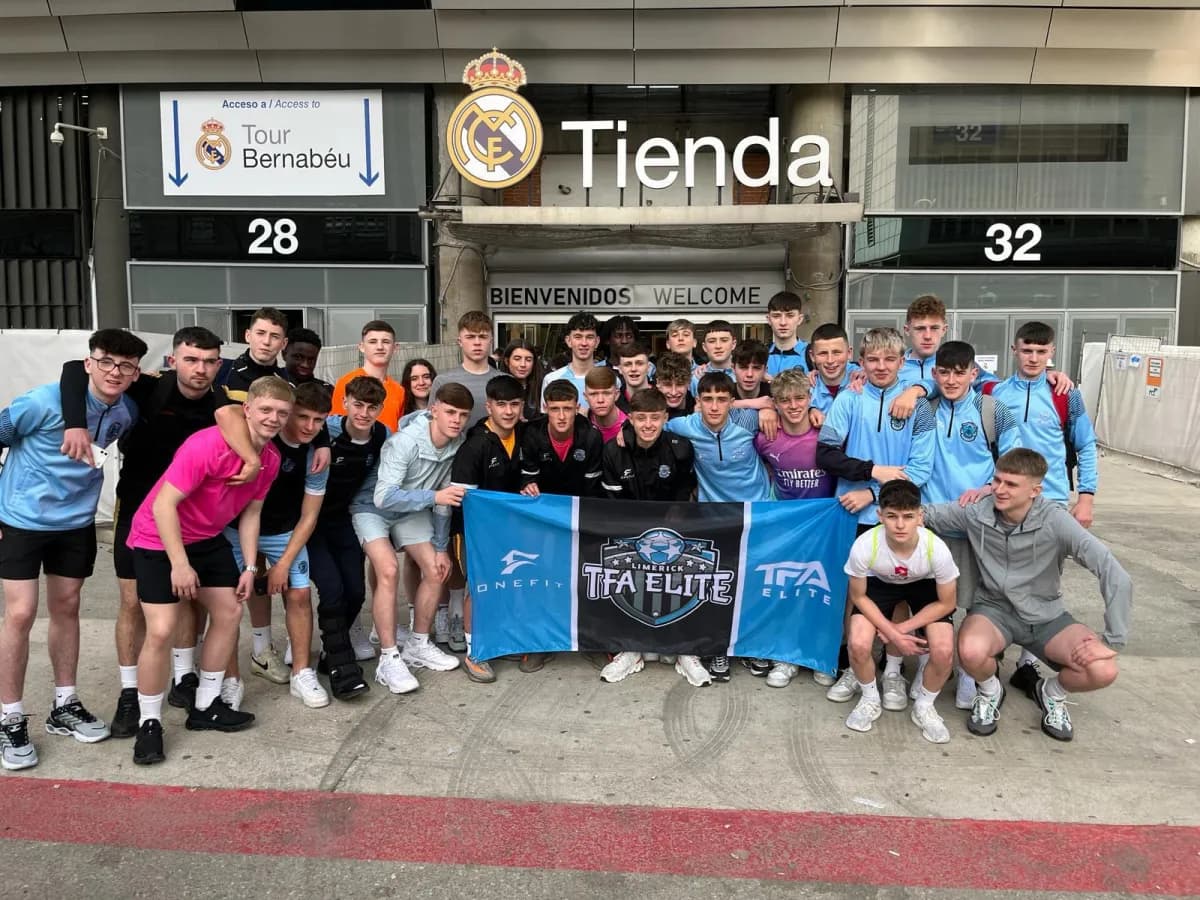 Grupo de jugadores con su bandera en el acceso al Tour del Bernabéu