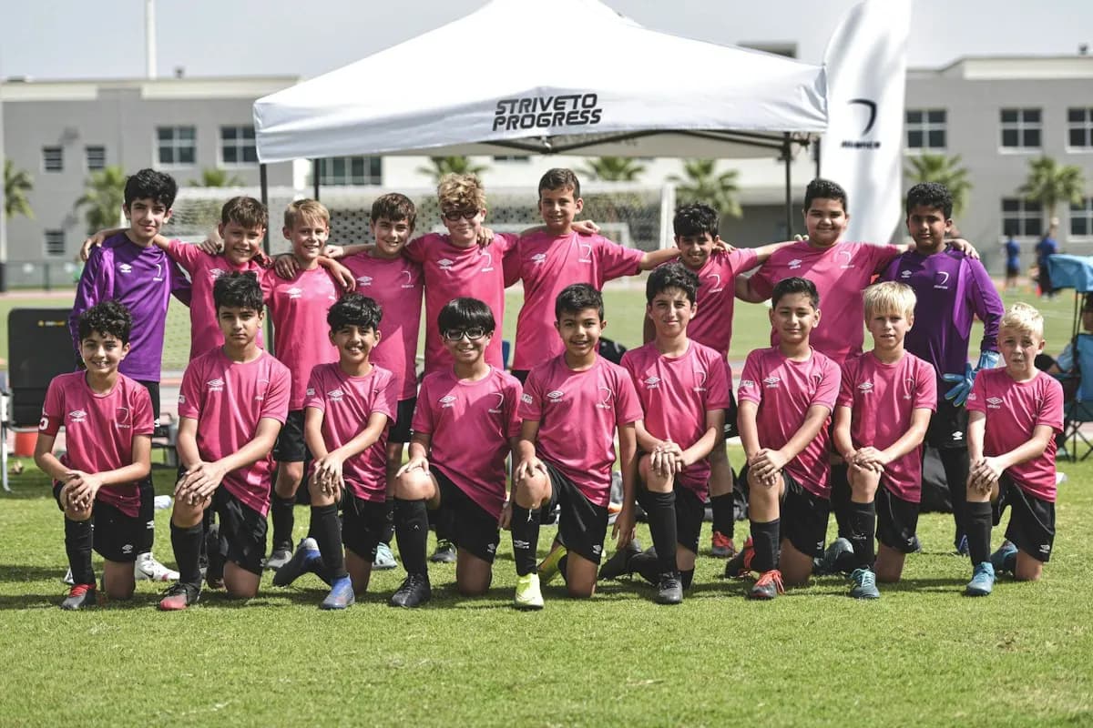 Equipo juvenil posando junto a su carpa en un torneo