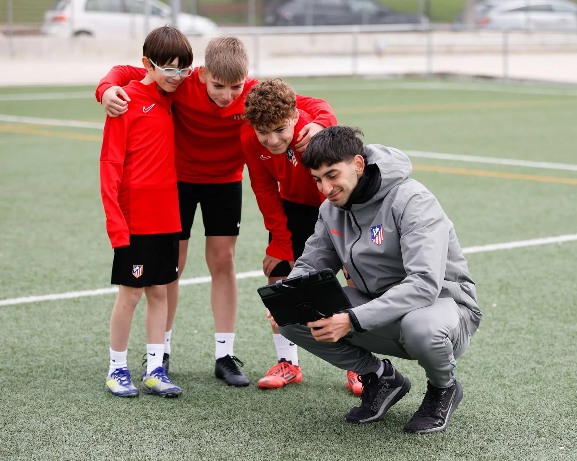 Entrenador de la Academia Atlético de Madrid explicando un ejercicio