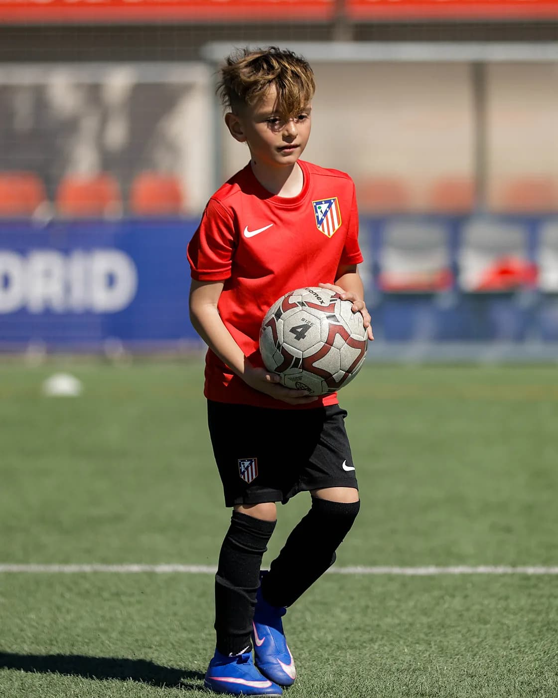 Jugador de la Academia con el balón en las manos