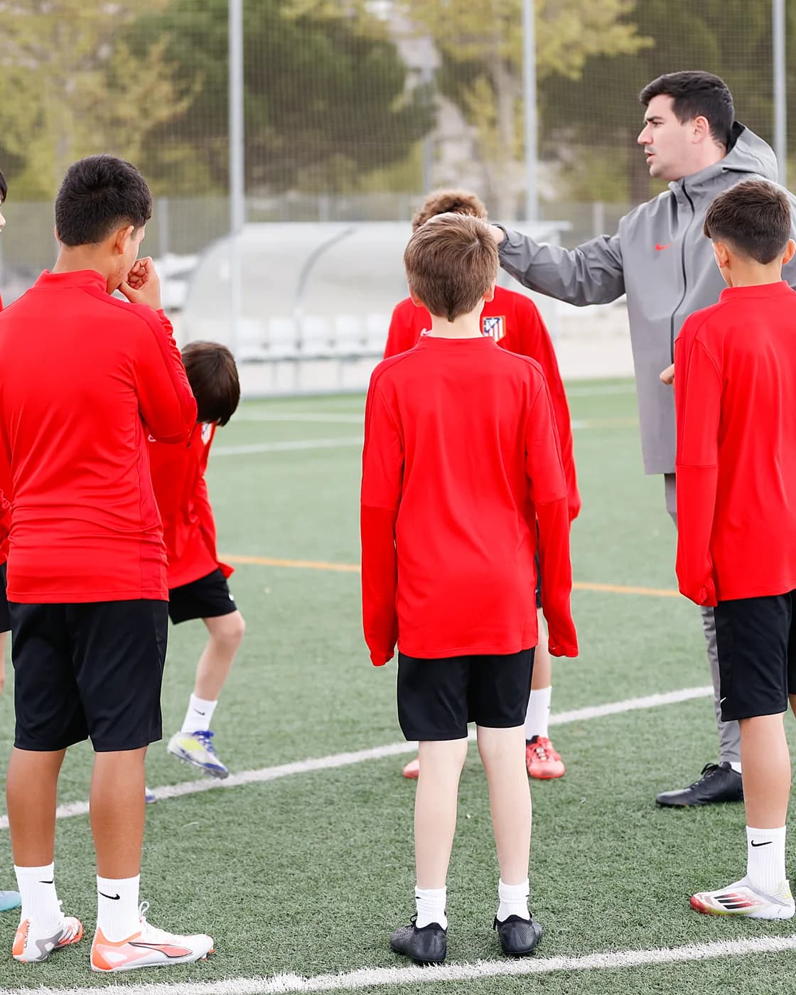 Un entrenador da indicaciones a su grupo