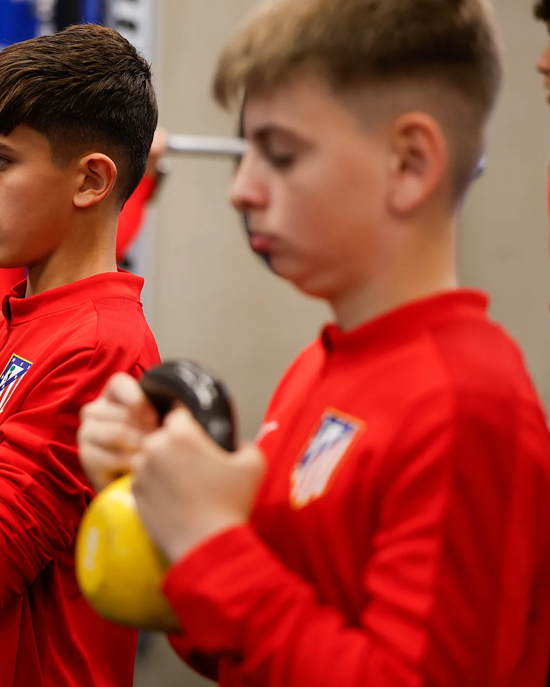 Jugadores trabajan con pesas rusas en el gimnasio de la Academia