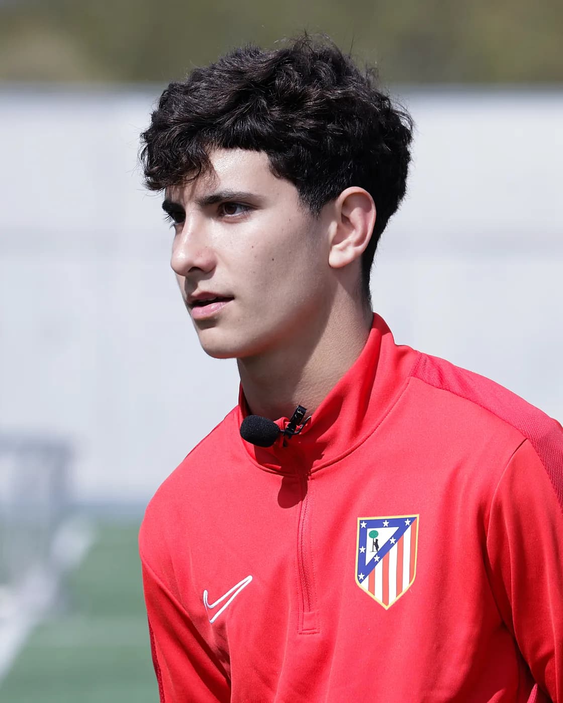 Jugador con el escudo de la Academia Atlético de Madrid