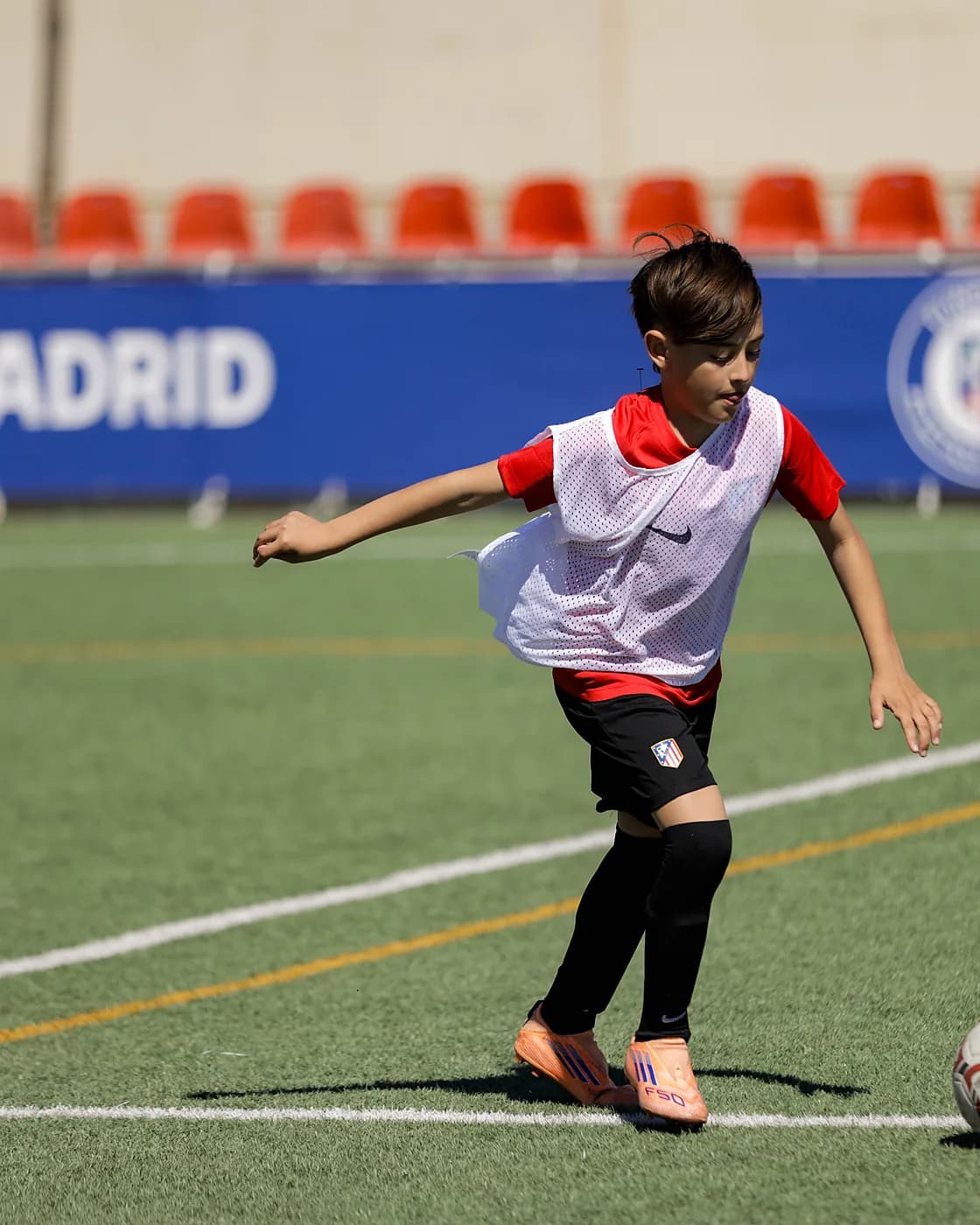 Jugador prepara un pase durante el entrenamiento