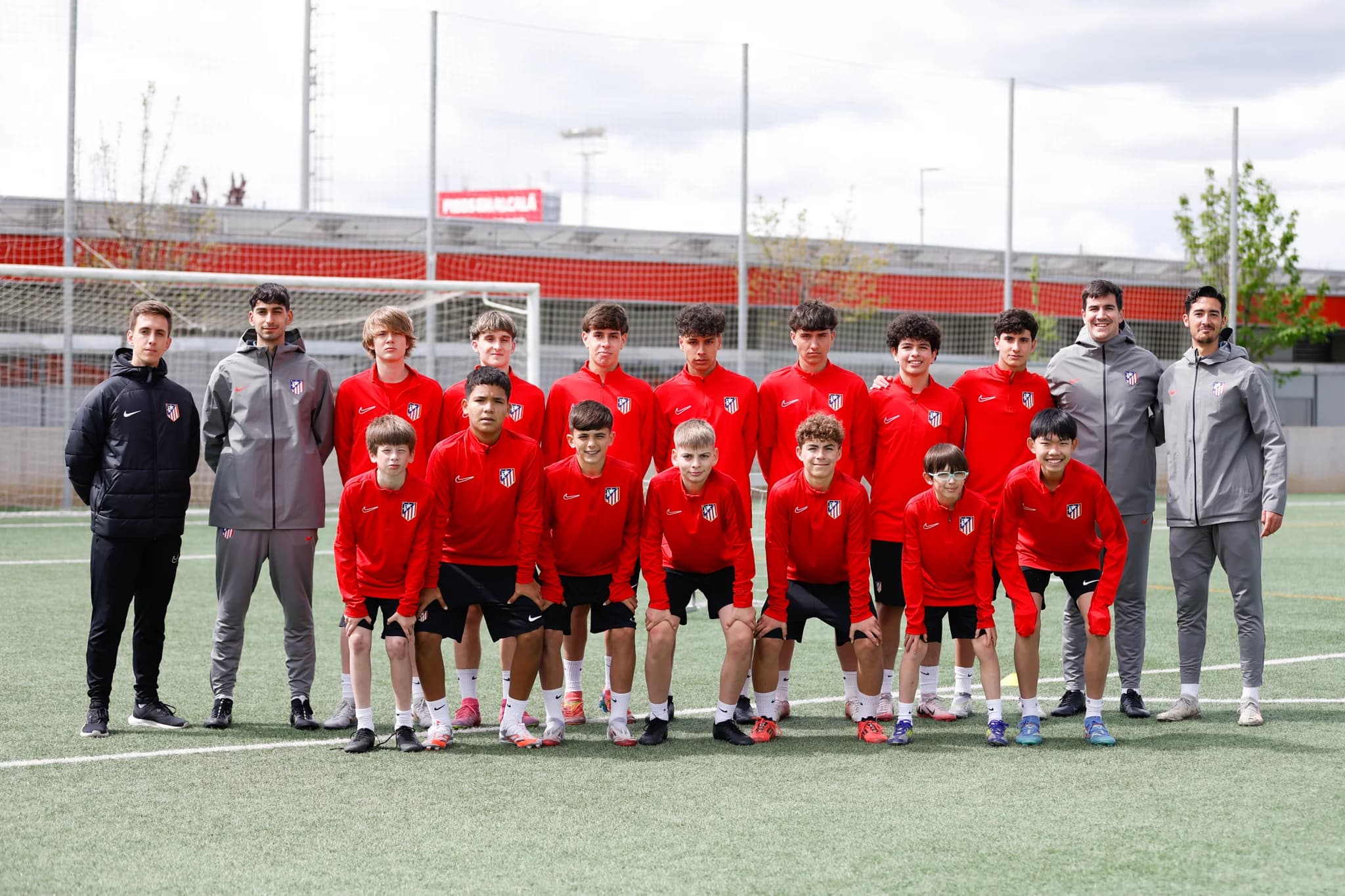 Foto de equipo de los jugadores de la Academia con sus entrenadores