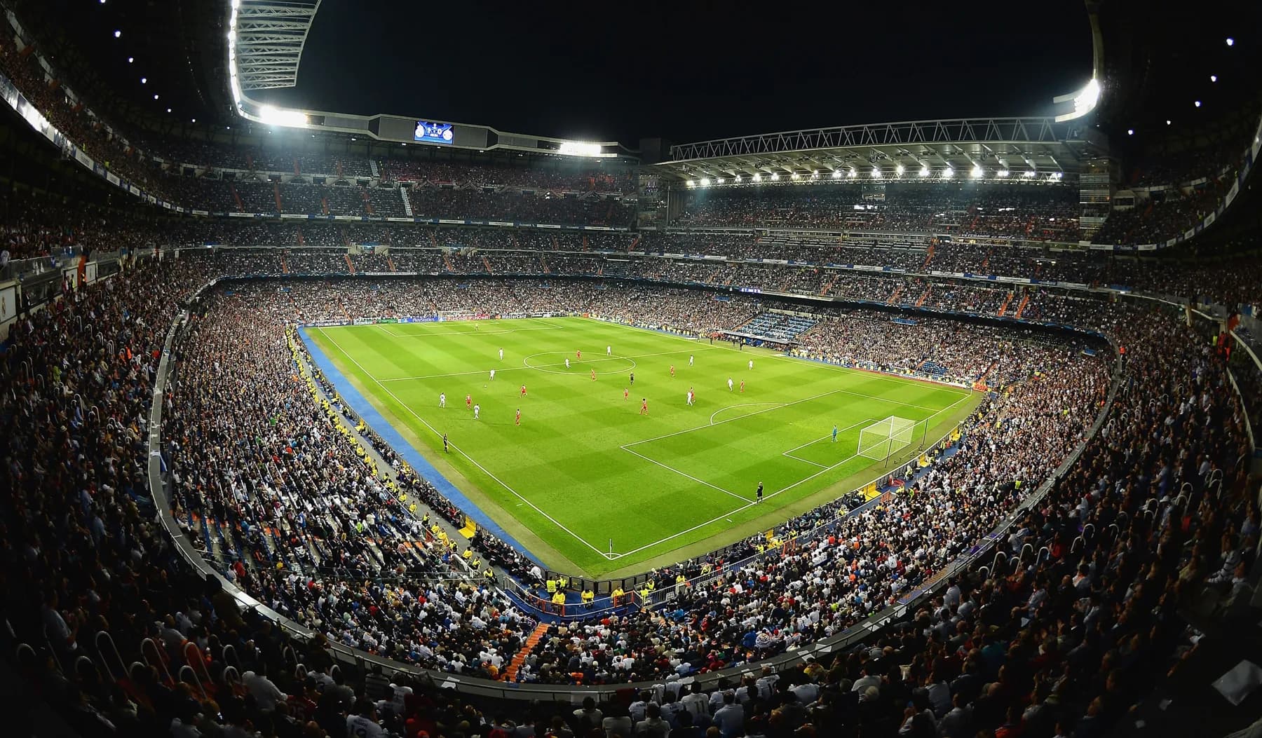 Estadio Santiago Bernabéu iluminado durante un partido
