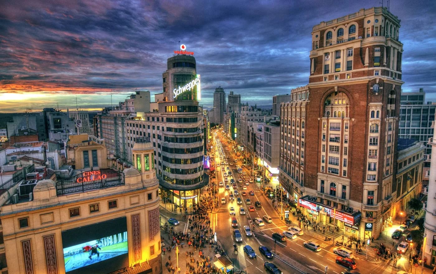 Gran Vía de Madrid al atardecer