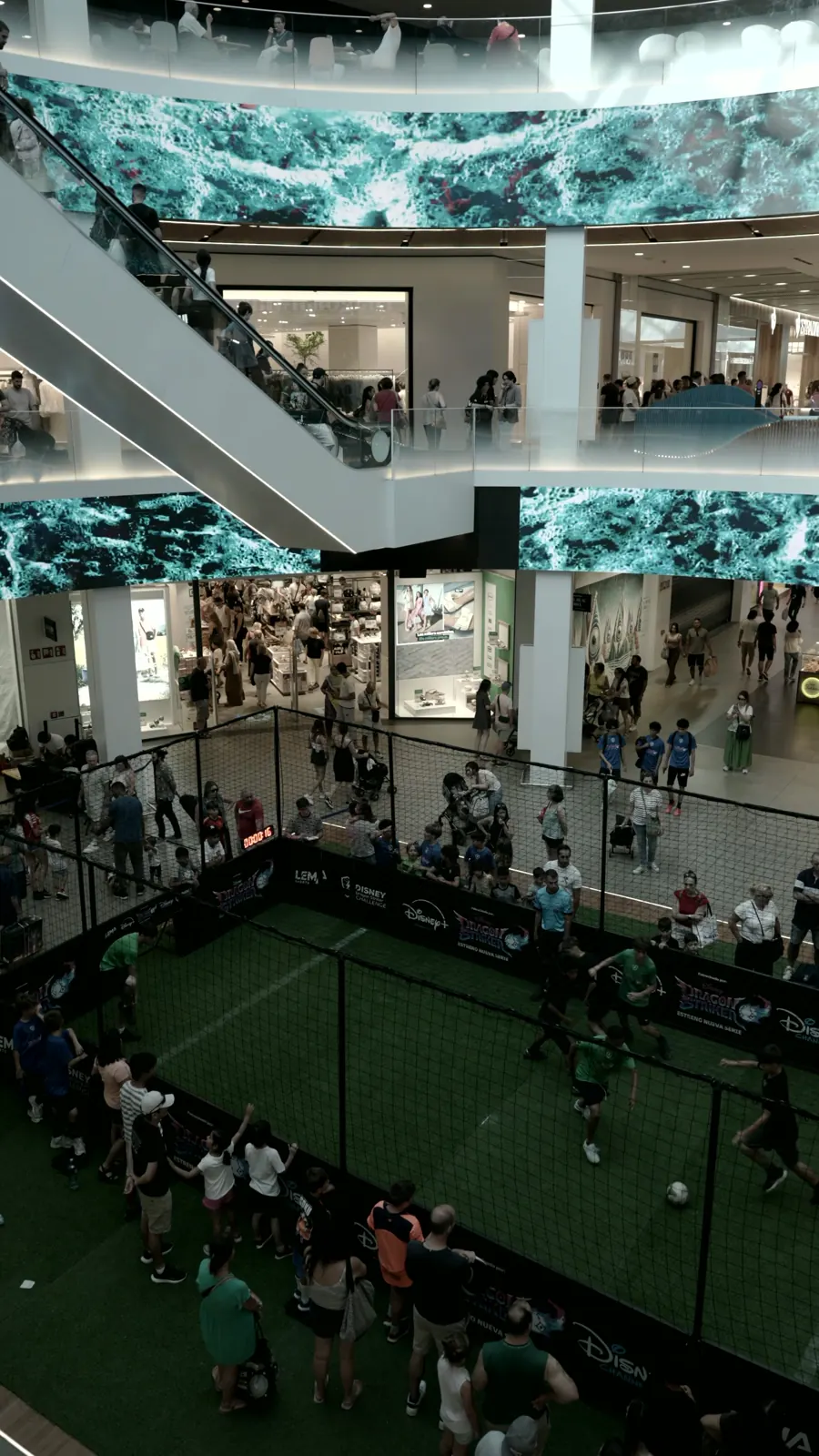 La jaula 3x3 en el atrio del centro comercial Diagonal Mar, Barcelona, rodeada de público