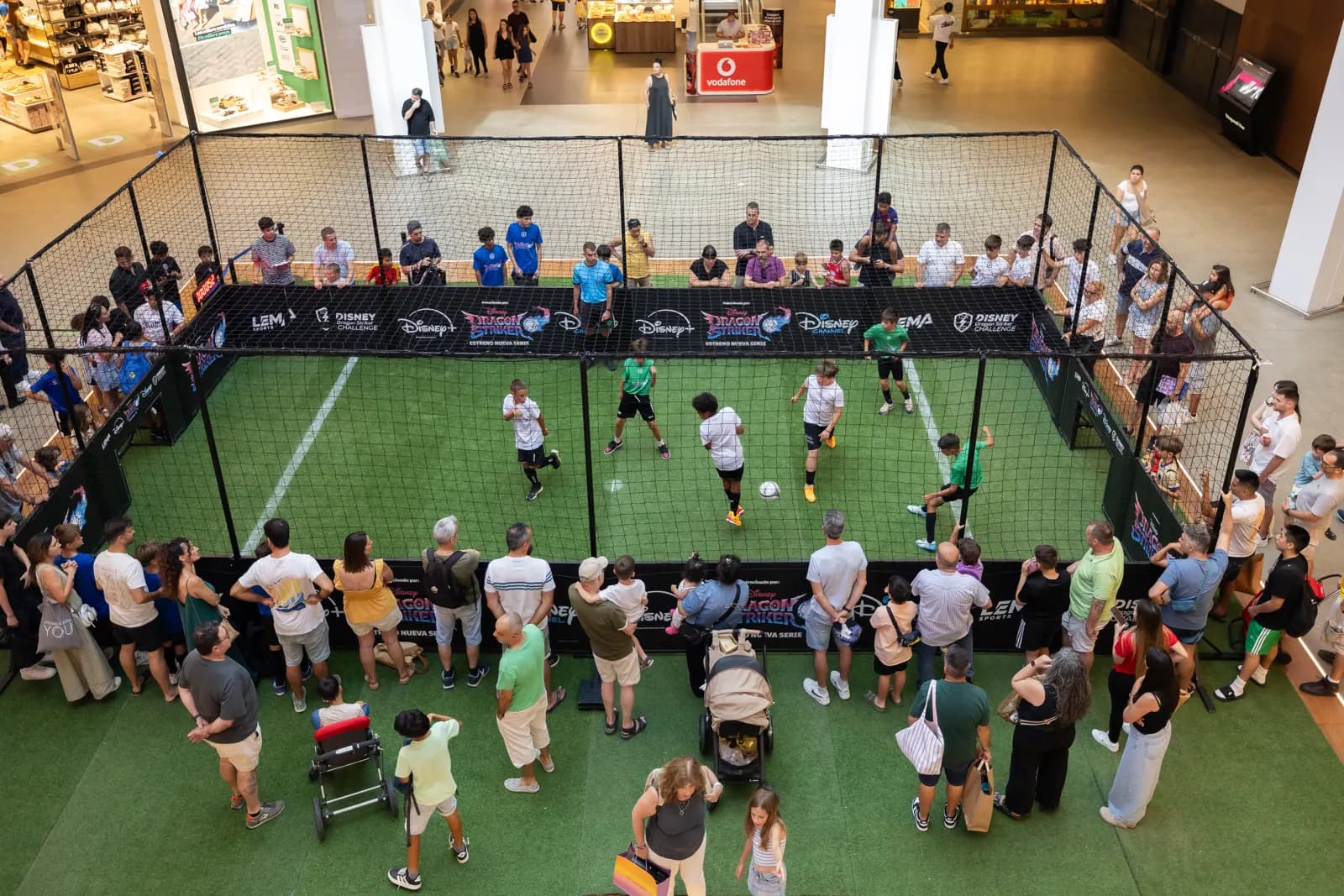 La jaula 3x3 rodeada de público en Diagonal Mar, Barcelona
