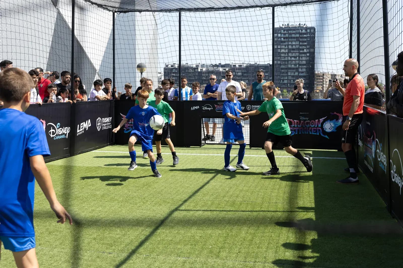 Partido 3x3 en la jaula de Parc Central, Tarragona, con público alrededor